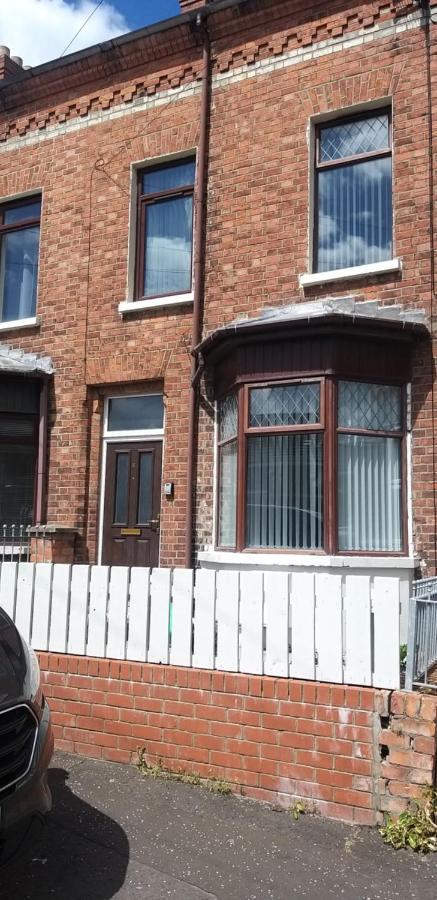St. James Street Townhouse Белфаст Екстериор снимка