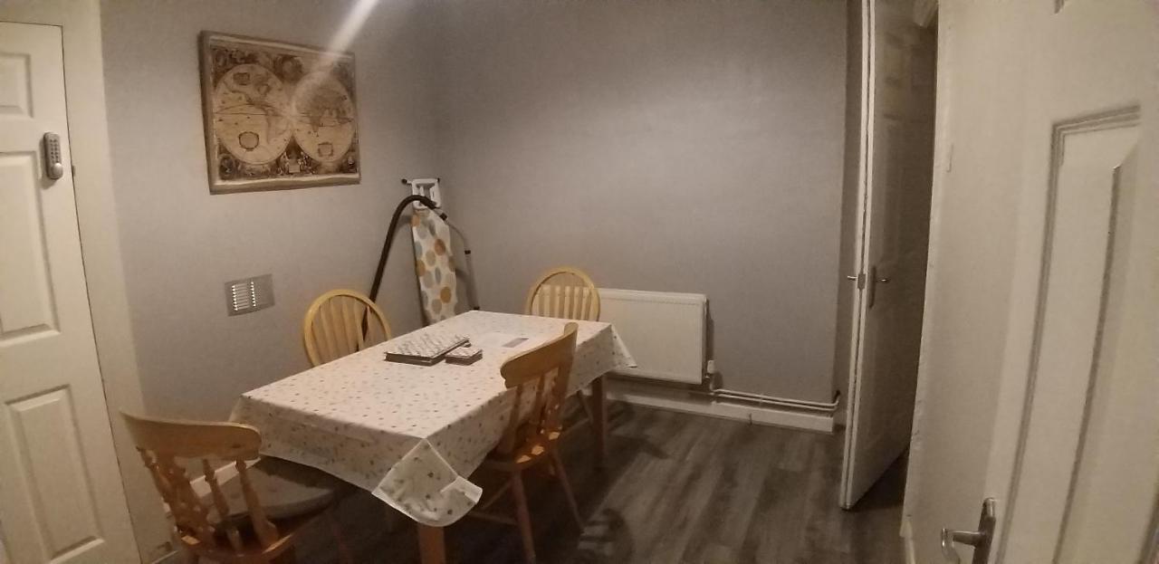 St. James Street Townhouse Белфаст Екстериор снимка